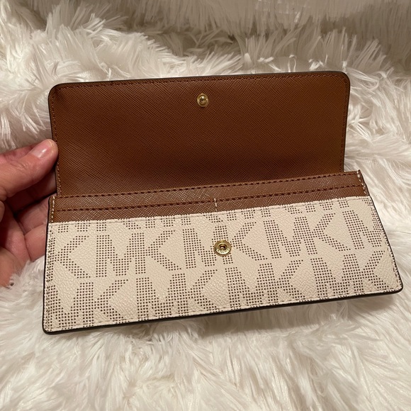 Michael Kors Envelope Wallet - Picture 4 of 7